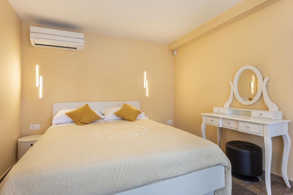 Villa Vita In Porec - Haus Fuer 6-8 Personen Kastelir Ngoại thất bức ảnh