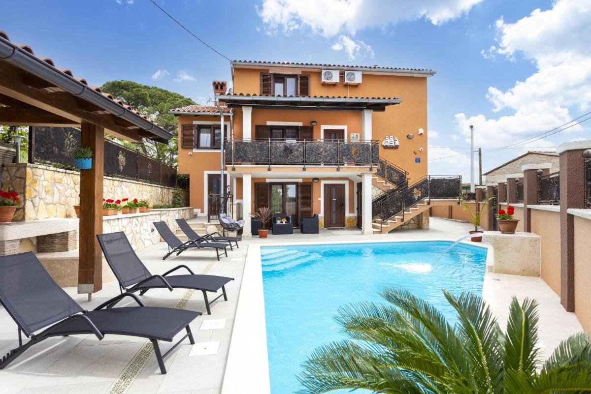 Villa Vita In Porec - Haus Fuer 6-8 Personen Kastelir Ngoại thất bức ảnh