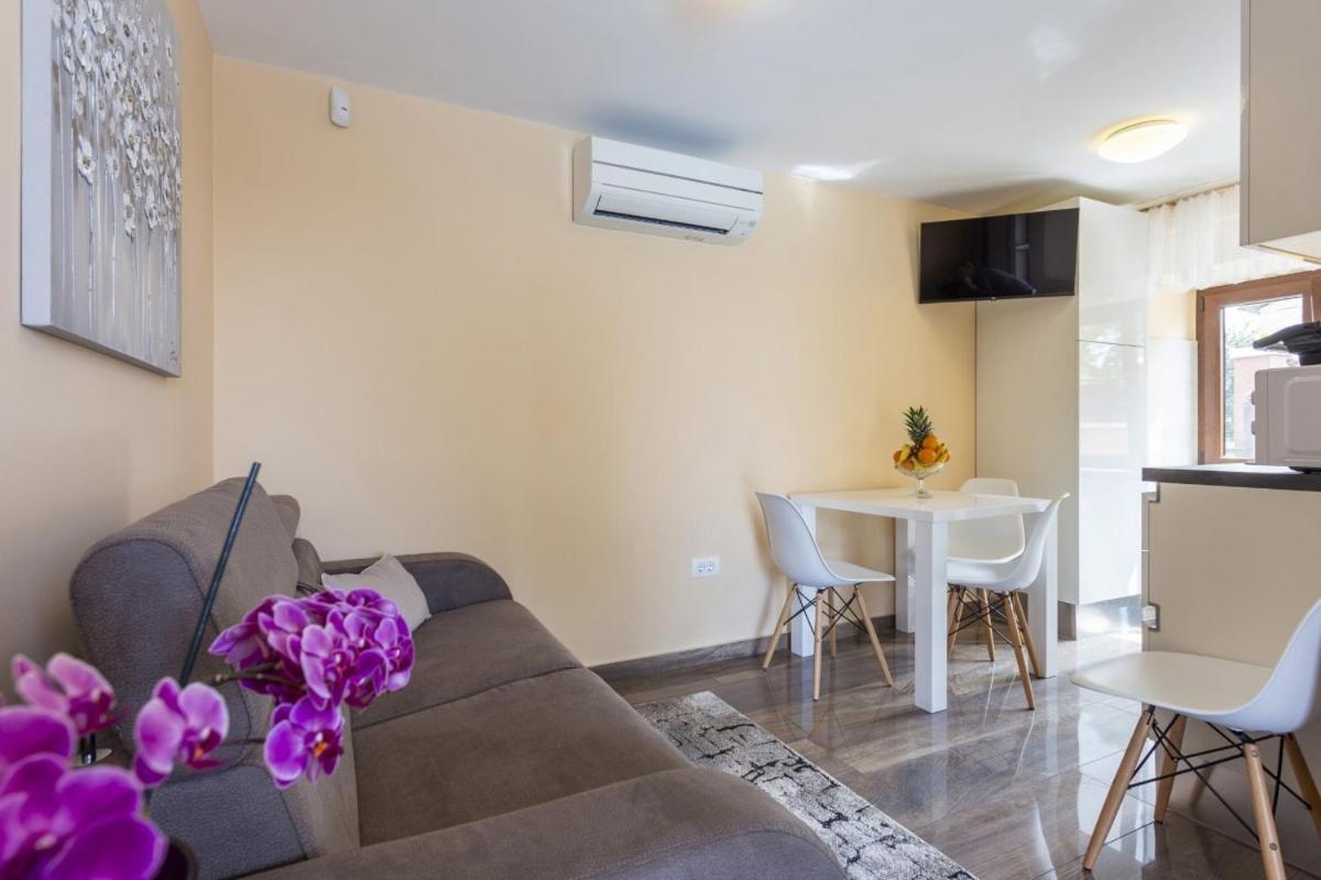 Villa Vita In Porec - Haus Fuer 6-8 Personen Kastelir Ngoại thất bức ảnh