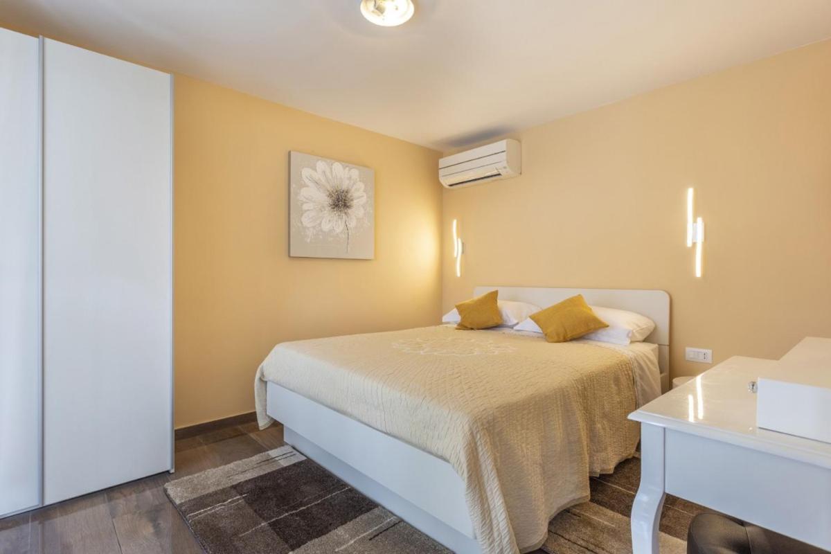 Villa Vita In Porec - Haus Fuer 6-8 Personen Kastelir Ngoại thất bức ảnh