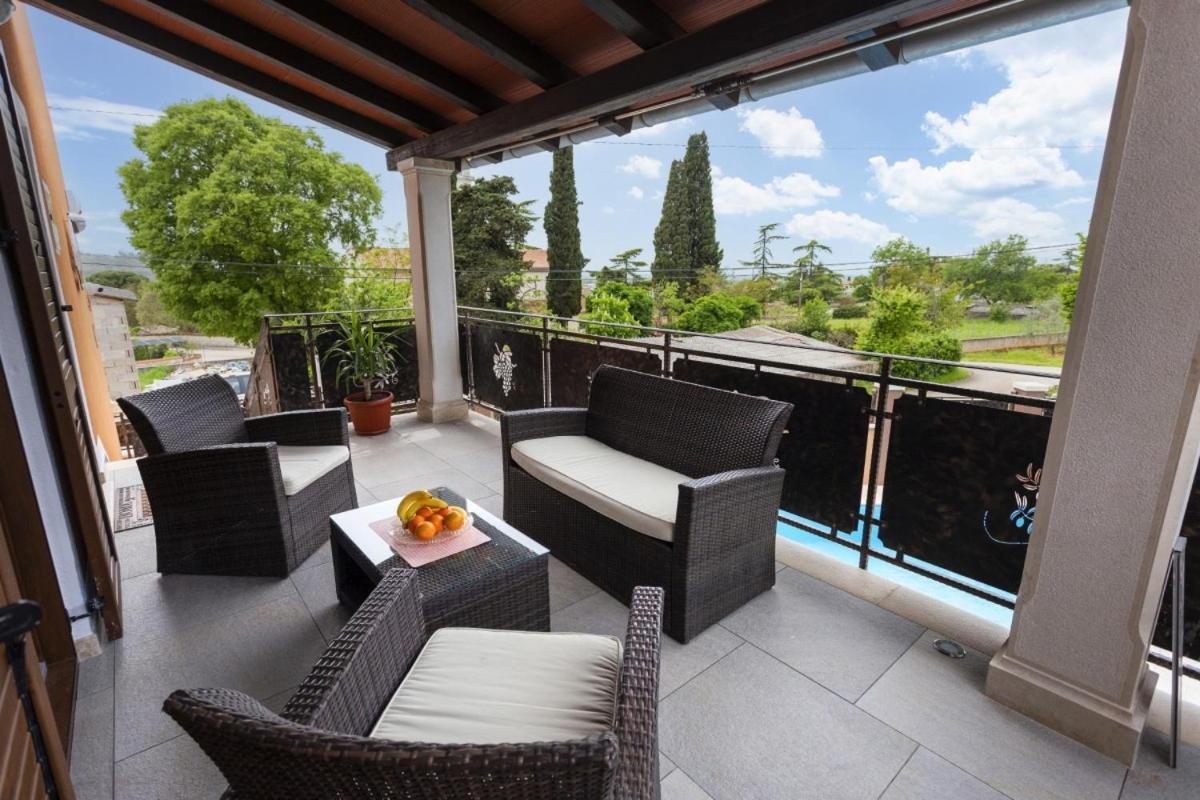 Villa Vita In Porec - Haus Fuer 6-8 Personen Kastelir Ngoại thất bức ảnh